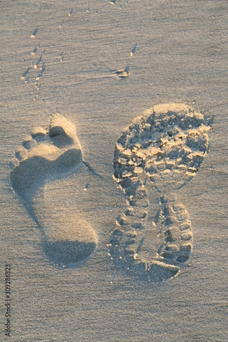 fuß und schuhabdruck im sand, fußabdruck, schuh