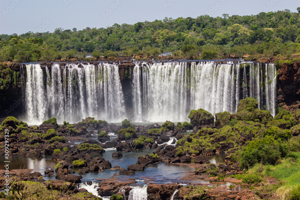 caida de agua en selva con piedras y lecho de agua