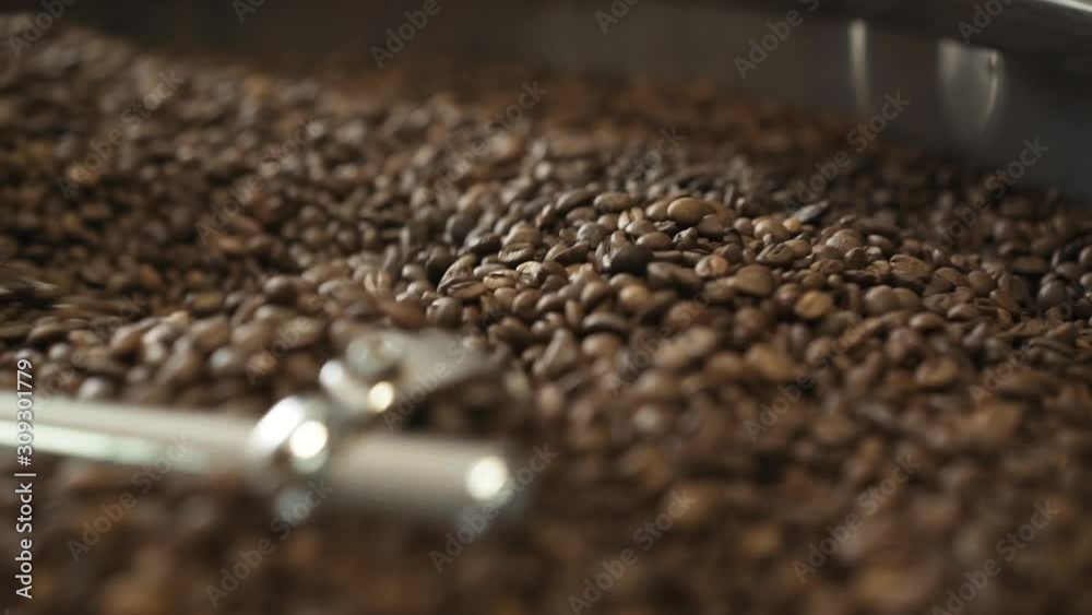 Process of mixing and grinding roasted coffee beans with equipment. Slowly