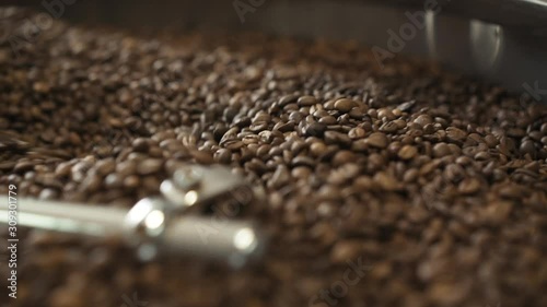Process of mixing and grinding roasted coffee beans with equipment. Slowly