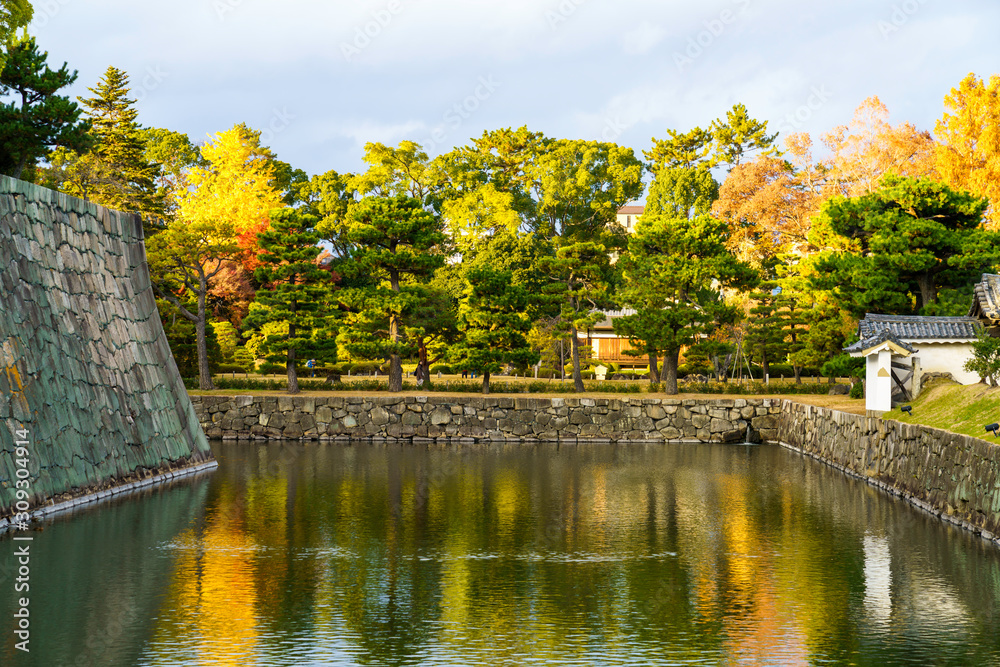 城の堀と紅葉