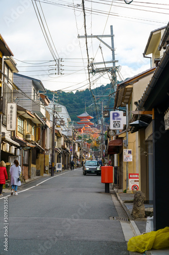 京都の街並みと三重塔