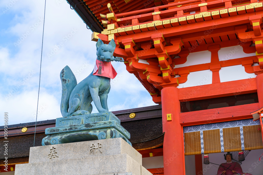 神社の狐