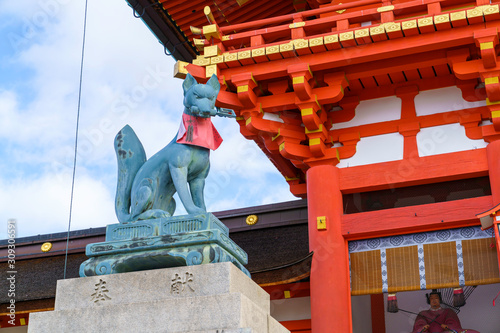 Obraz na płótnie 神社の狐 w salonie