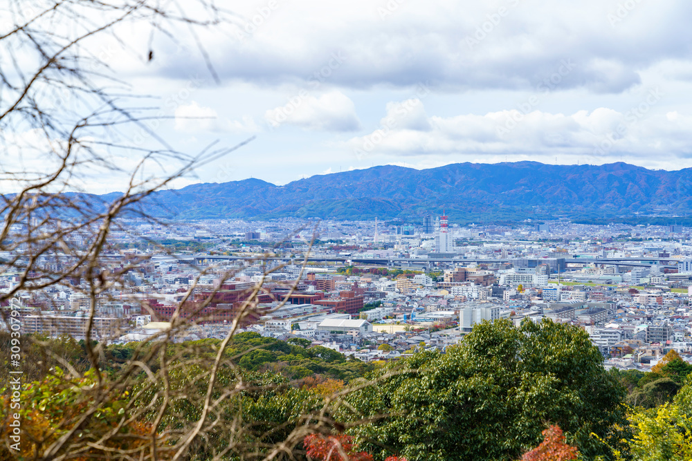紅葉する山と京都の街並み