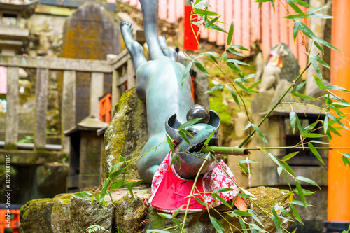 Obraz na płótnie 神社の狐 w salonie