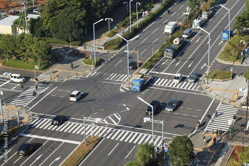 The 4 traffic lights in Japan, the city is very clean, the traffic is orderly.
