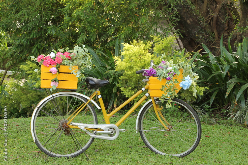 Fahrrad mit Blumen und Pflanzen beladen