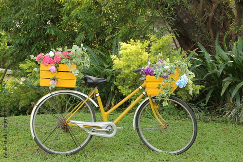 Fahrrad mit Blumen und Pflanzen beladen