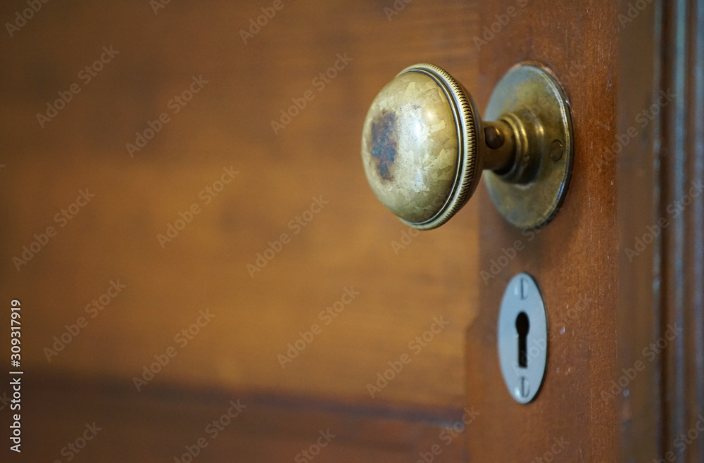 Fototapeta premium Knob of the old wooden door of the room