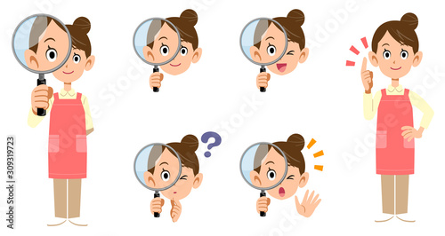 虫眼鏡を覗く介護職員および保母の女性　全身と表情のセット