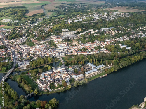 vue aérienne de la ville de Meulan dans les Yvelines en France