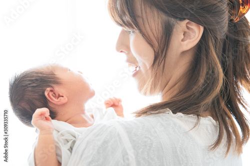 新生児（0歳0ヶ月）とお母さん