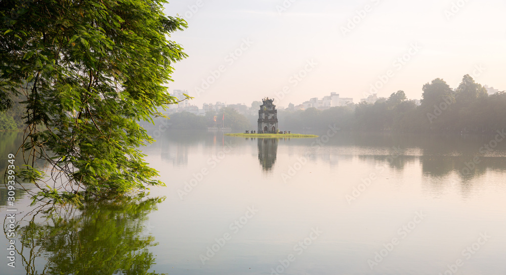 Obraz premium Early morning, Hoan Kiem Lake, Hanoi, Vietnam