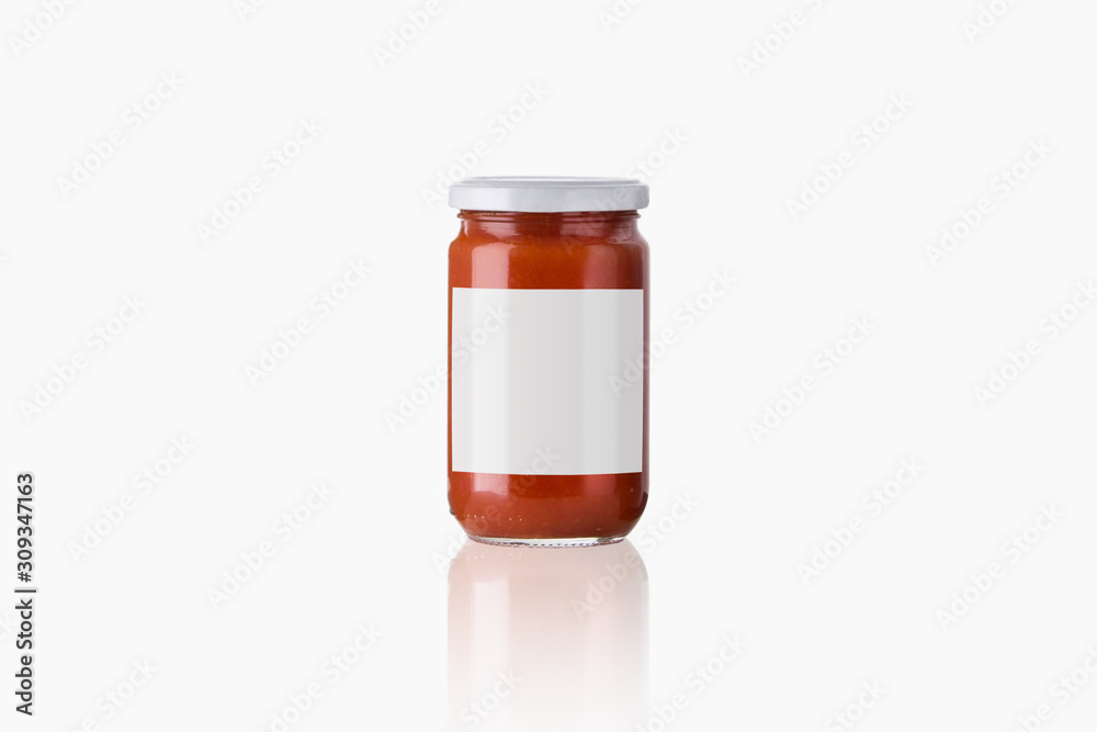 Mockup de bote de tomate sobre fondo blanco foto de Stock | Adobe Stock