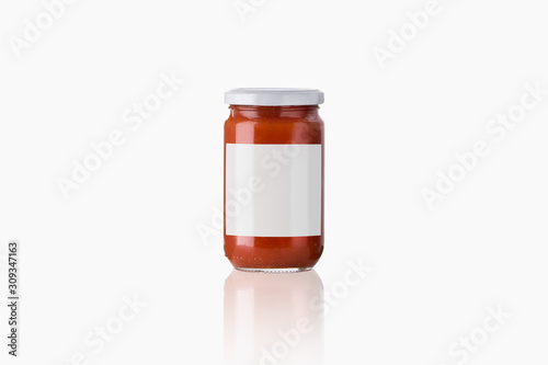 Mockup de bote de tomate sobre fondo blanco