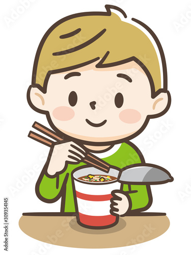 カップラーメンを食べる男の子