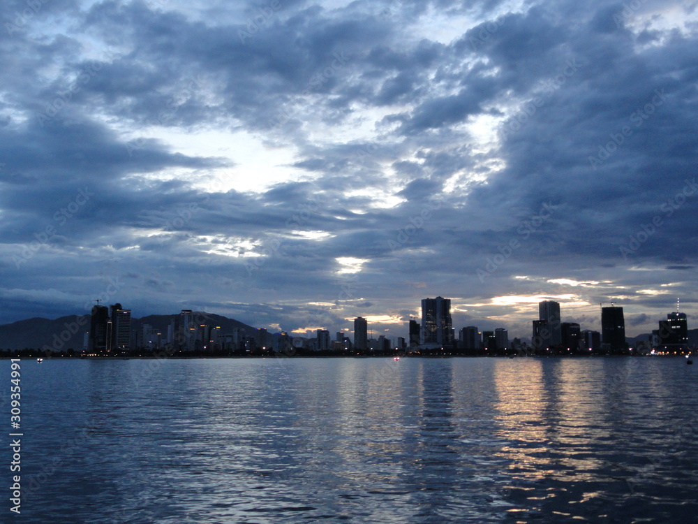 Obraz premium beautiful sunset on the sea overlooking Nha Trang, Vietnam