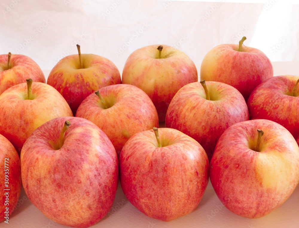 Gros plan sur alignement de pomme Gala rouge et fraiche Gros plan sur alignement de pomme Gala rouge et fraiche