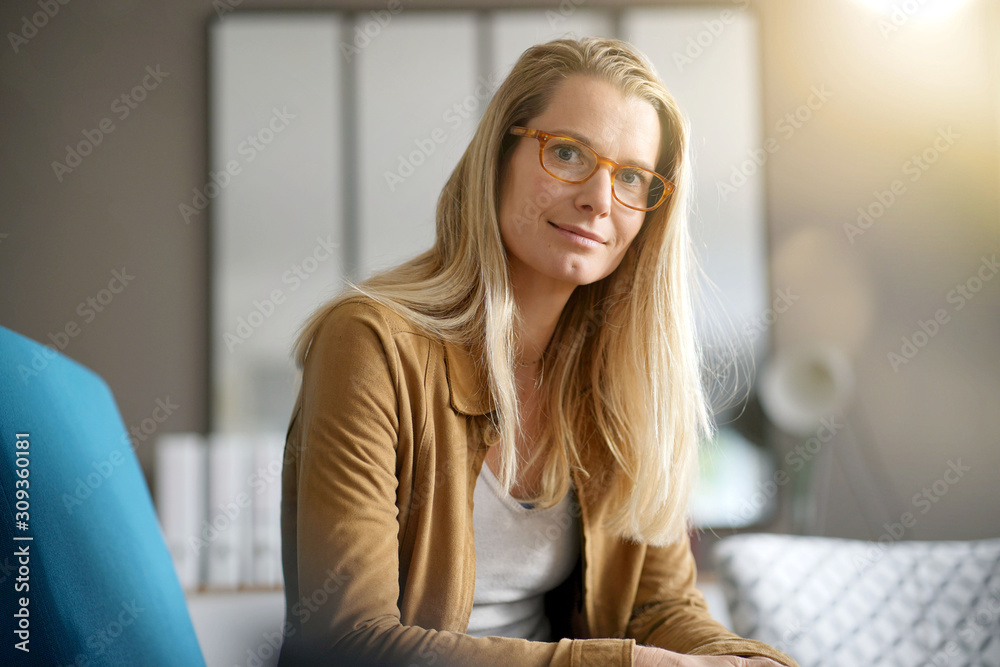 Obraz premium Businesswoman relaxing in lounge room using digital tablet