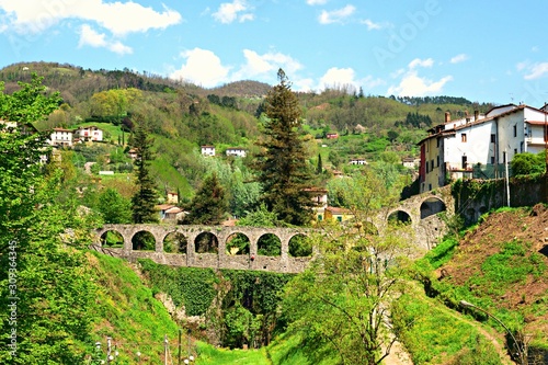 Foto veduta dell'antico acquedotto del XVI secolo del paese di Barga, che dalla sua sorgente in località Rupina portava l'acqua fino nel Castello di Barga