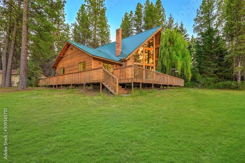 Fotografia Luxury summer mountain cabin home with large green lawn and pine trees