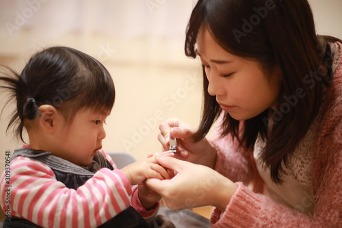 爪を切る親子