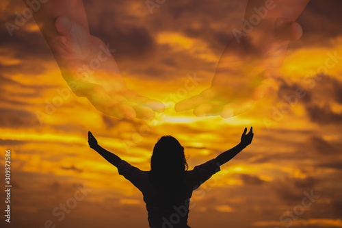 Photo The shadow of a woman raised her hand to pray to God in heaven Style Silhouette