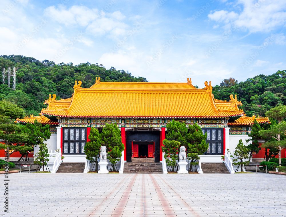 Obraz premium 台北 忠烈祠 山門と大殿