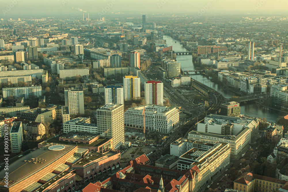 Berliner Mischung: Blick vom Fernsehturm entlang der Stadtbahn nach Osten