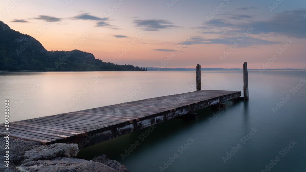 Obraz premium Boat landing on a lake in Italy Lake Garda