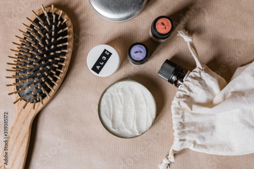 Flatlay de produits de beauté naturels comme un déodorant solide, de l'aloe vera, une brosse en bois et des huiles essentielles