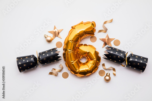 Christmas countdown. Gold number 6 with festive cristmas cracker decorations