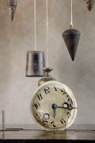 Steampunk oggetti antichi filo a piombo e vecchio orologio resistono al tempo photo