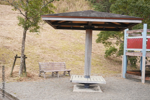 テーブル　ベンチ　公園　自然　ピクニック
