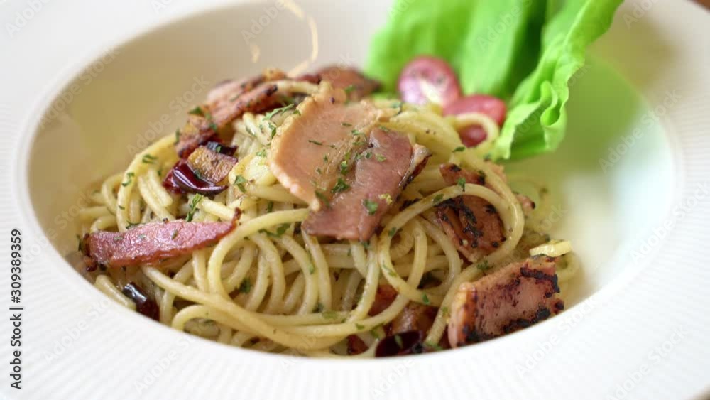 stir-fried spaghetti with garlic and chilli stir-fried spaghetti with garlic and chilli