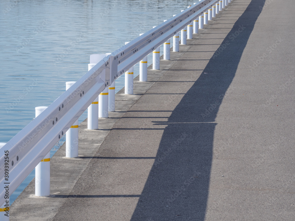 Obraz premium Guardrail along The River, 川沿いのガードレール