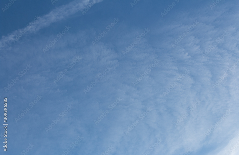 Himmel. Blauer Himmel, hellblau mit weißen Wolken, Altocumulus Himmel. Blauer Himmel, hellblau mit weißen Wolken, Altocumulus