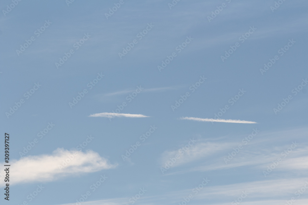 Himmel. Blauer Himmel, hellblau mit wenigen Wolken, Cirruswolke, Federwolke 