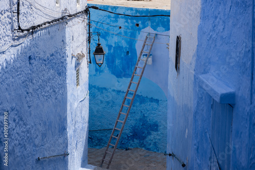 blue walls in Chefchaouen © luisapuccini