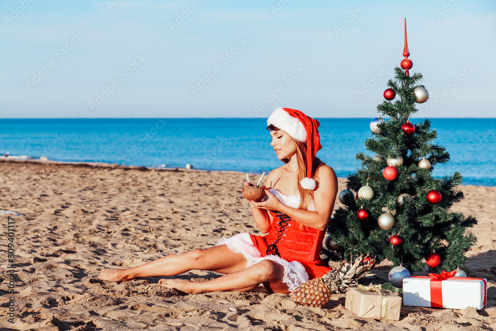 Obraz premium the girl at sea at the resort Christmas and new year
