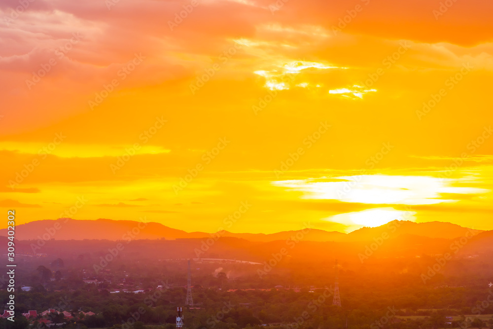 Obraz premium Beautiful landscape with sunrise or sunset over mountain