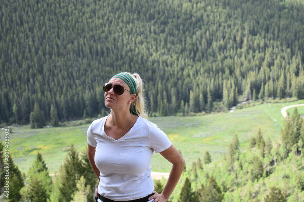 Obraz premium Girl hiking in Mountains