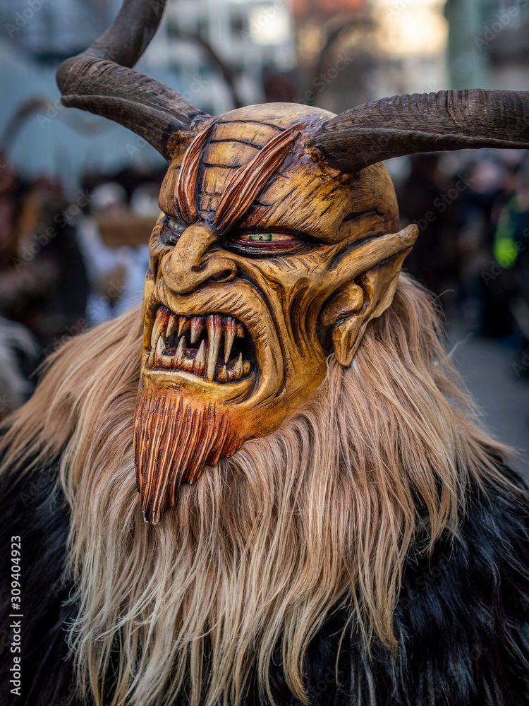 Holzmasken beim Kramouslauf in München, Bayer, Deutschland foto de Stock |  Adobe Stock