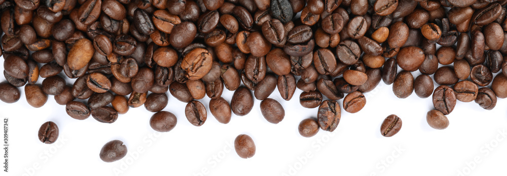 Obraz premium Frame of coffee beans isolated on white background, top view