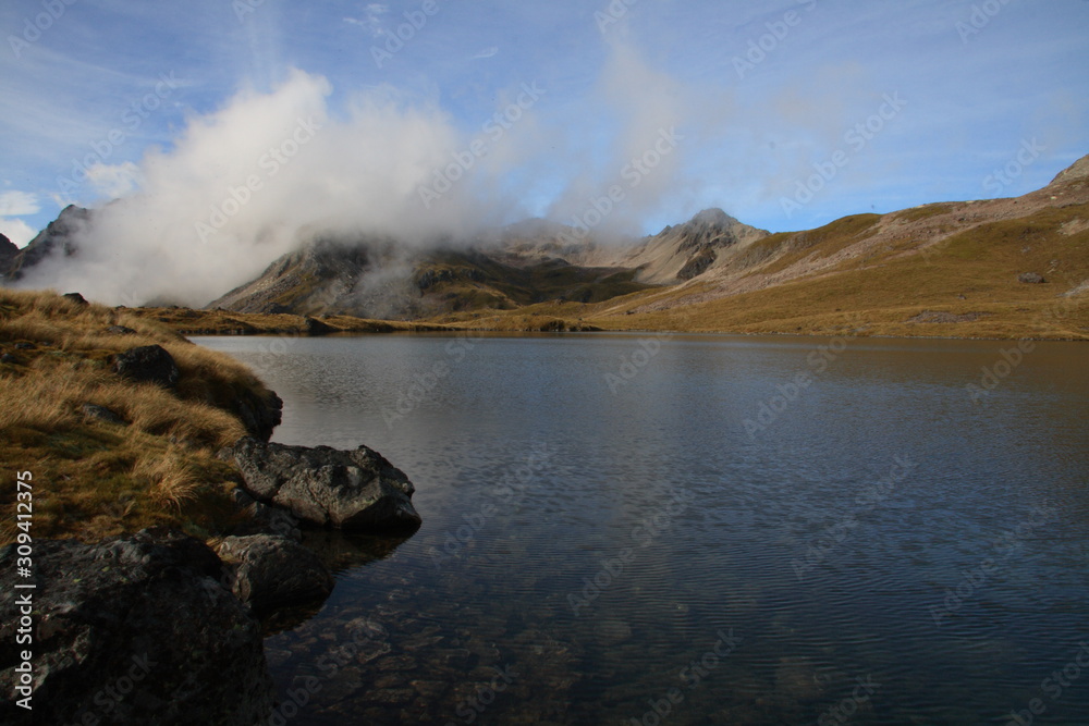 Obraz premium Panoramic view of mountain lakes in the Southern Alps, the mountain range which runs the length of the South Island in New Zealand