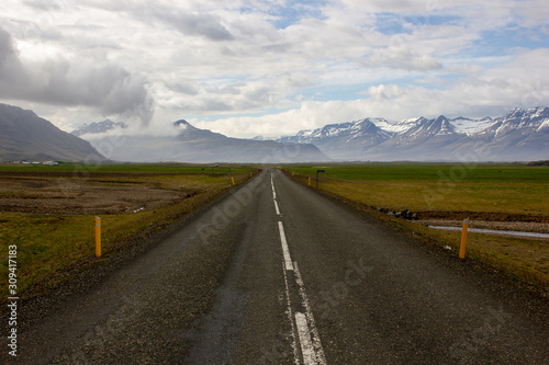 Schilderij op canvas Icelandic Golden Circle road with view on the mountains