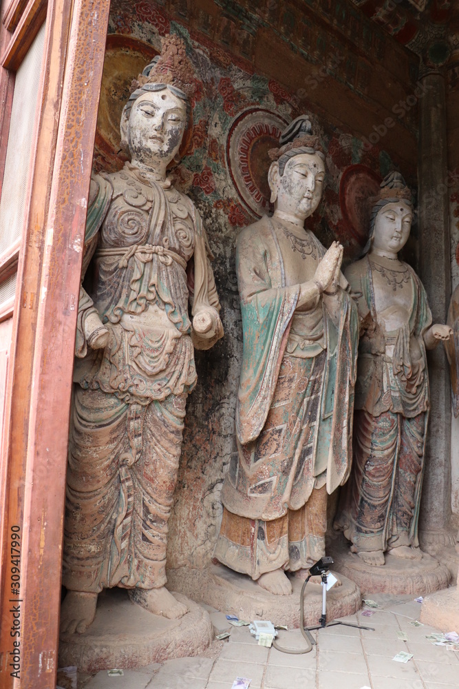 Obraz premium Maijishan Cave-Temple Complex in Tianshui , Gansu Province , China. Artistic treasures of Maiji Mountain caves. UNESCO World Heritage Site.