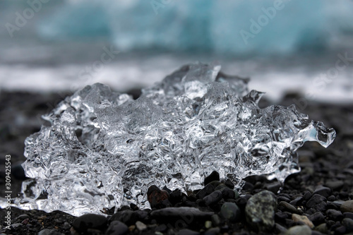 Eisbrocken geschmolzen Eisklotz schwarzer Sand Diamond Beach Island Eislagune Jökulsárlón Symbol Zeichen Klimawandel schmelzen Lava Black Beach Kontrast 