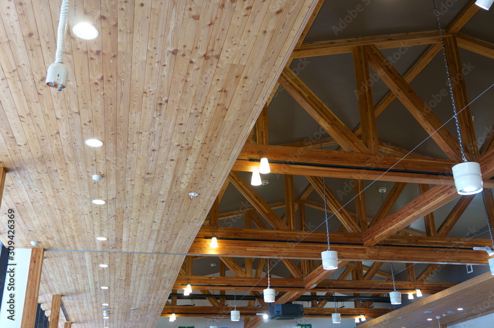 Lighting ceiling with wooden pillars